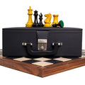 Ensemble de collection « Jaques Cook Staunton » de 1849 – Pièces de 3,75 pouces en bois d’ébène et buis vieilli, avec échiquier en ébène et coffret en similicuir