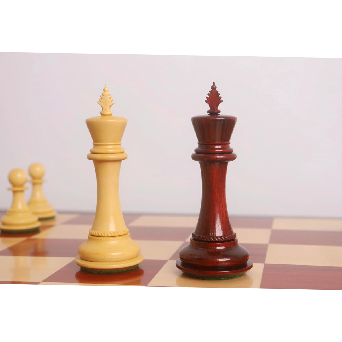 Side-by-side comparison of the majestic 4.5 inch boxwood and bud rosewood Kings from the Incitatus Staunton set.