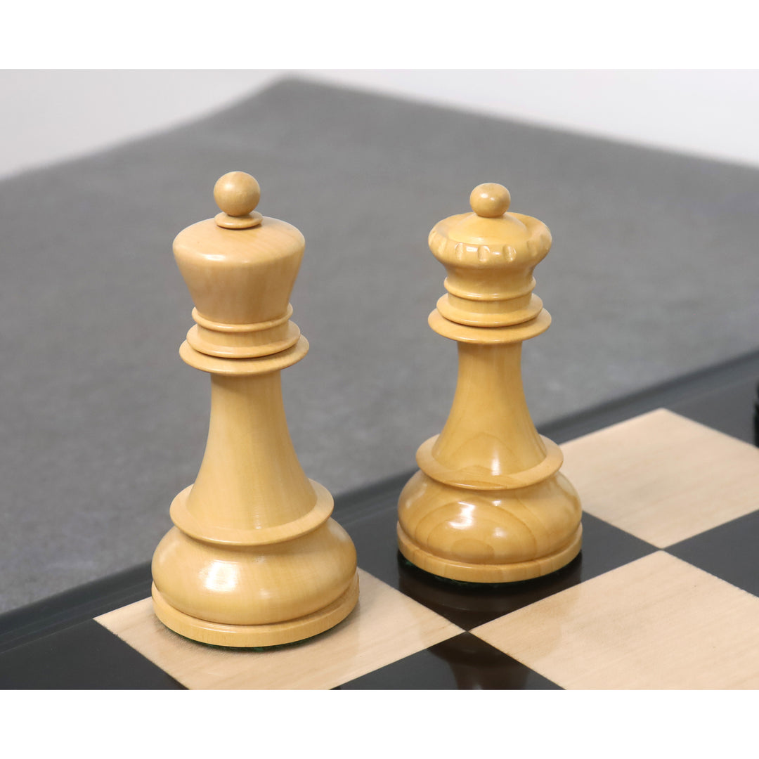 Pair of boxwood queens from the Fischer Dubrovnik series shown on a light and dark checkered board.