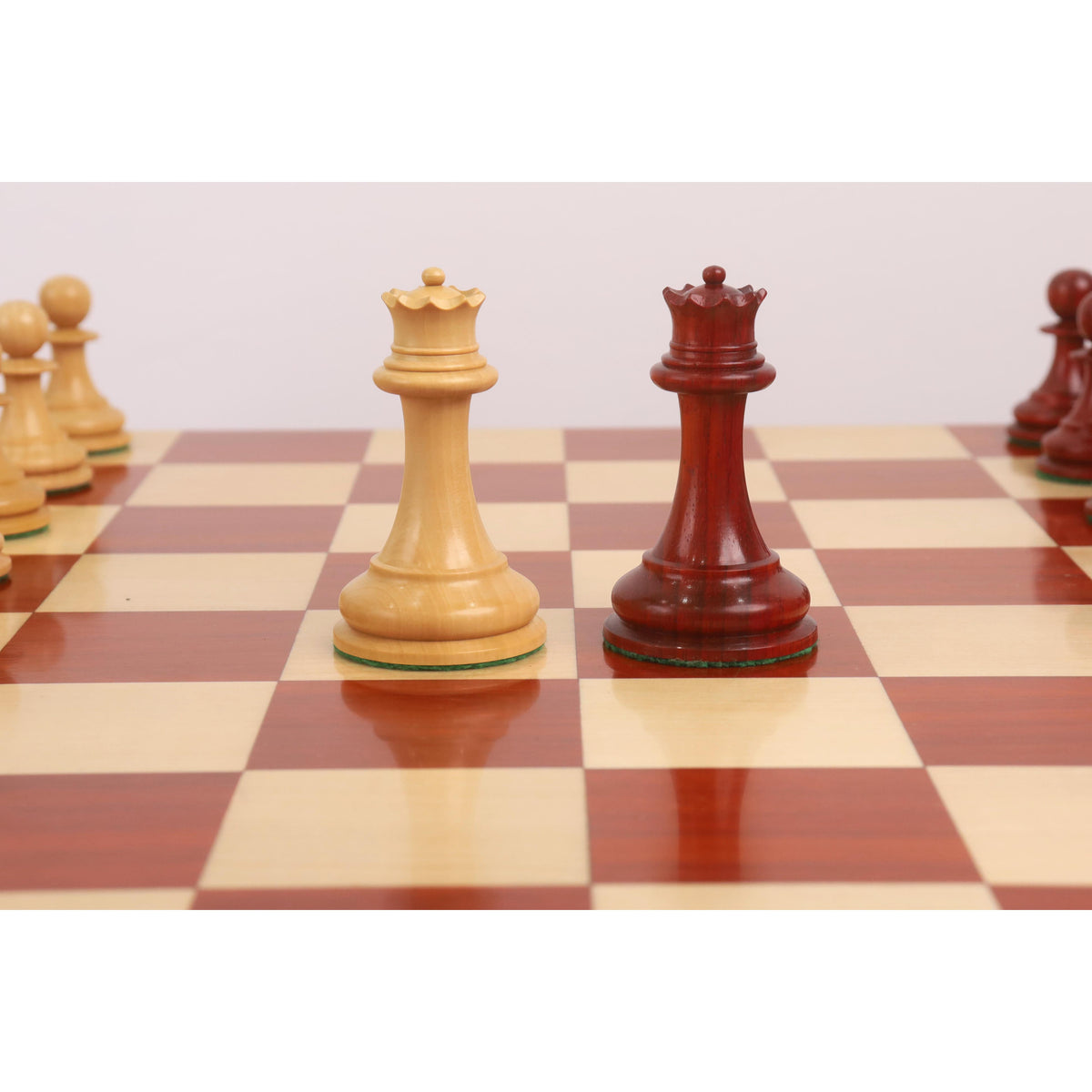 White and bud rosewood queen pieces from the 1849 Jacques Cook Staunton set.