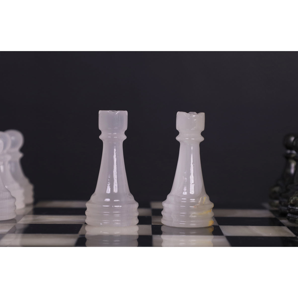 Ensemble d'échecs en marbre onyx légèrement imparfait avec échiquier - 12" - Pierre noire et blanche