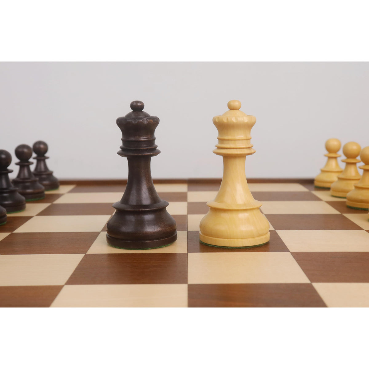 Natural boxwood Dubrovnik king and queen chess pieces with distinctive 1950s Yugoslavian style.