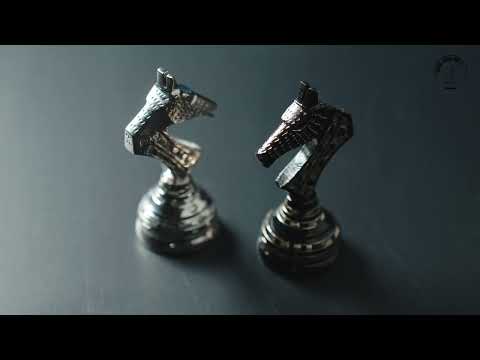 Sowjetisch inspirierte Messing-Metall-Luxus-Schachfiguren & Brettsatz- 14" - Einzigartige Kunst