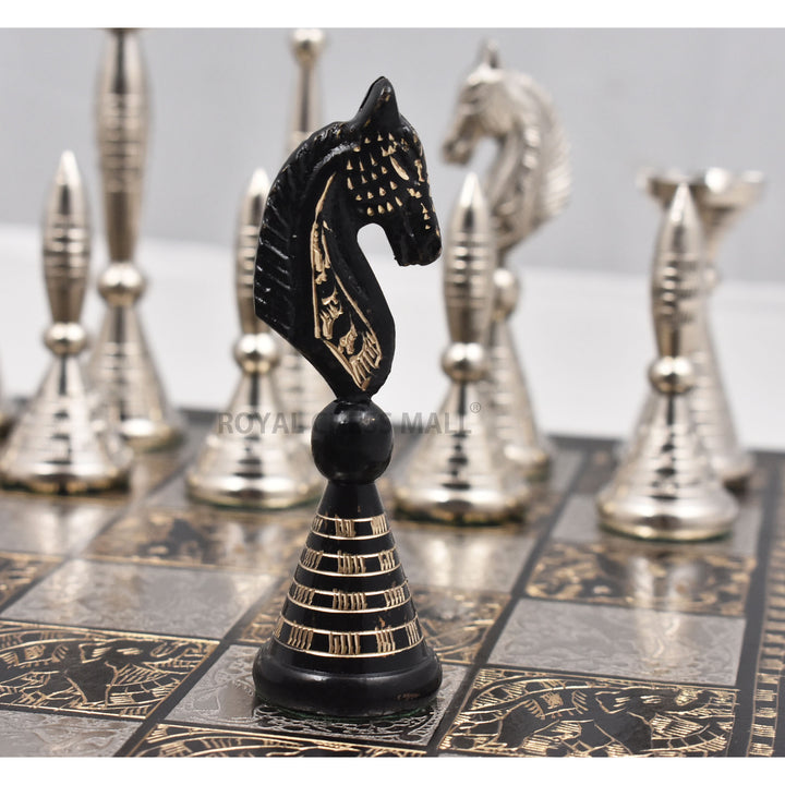 Pezzi di scacchi e scacchiera di lusso Warli in ottone massiccio e opere d'arte tribali, 12".
