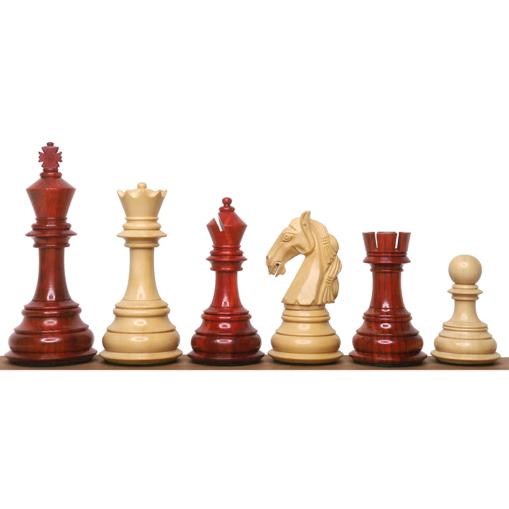 Pièces d'échecs de luxe de 4.6" en bois de rose bourgeon colombien rare à triple poids avec un échiquier de 23" en bois de rose bourgeon et érable Signature et une boîte de rangement en similicuir.