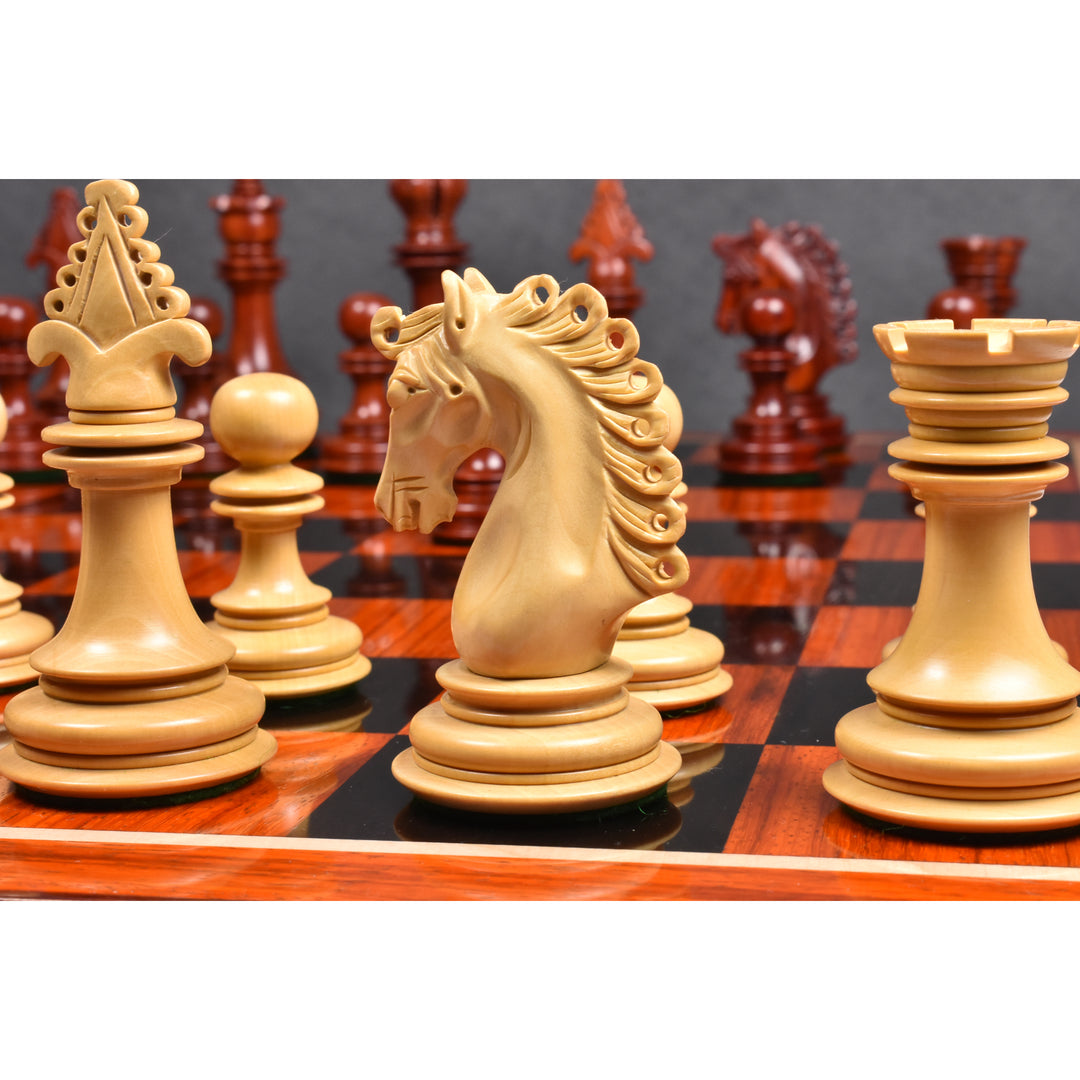 4,5″ Carvers' Art Luxury Chess Budrose Wood Pieces with 21" Bud Rosewood & Maple Wood Luxury Chessboard with Carved Border and Leatherette Coffer Storage Box (scacchiere di lusso in similpelle)