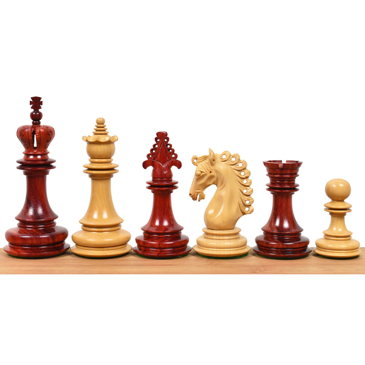 Piezas de ajedrez de lujo de 4,5″ Carvers' Art Budrose Wood con tablero de ajedrez de lujo de madera de palisandro y arce de 21" con borde tallado y caja de almacenamiento de cofre de polipiel.