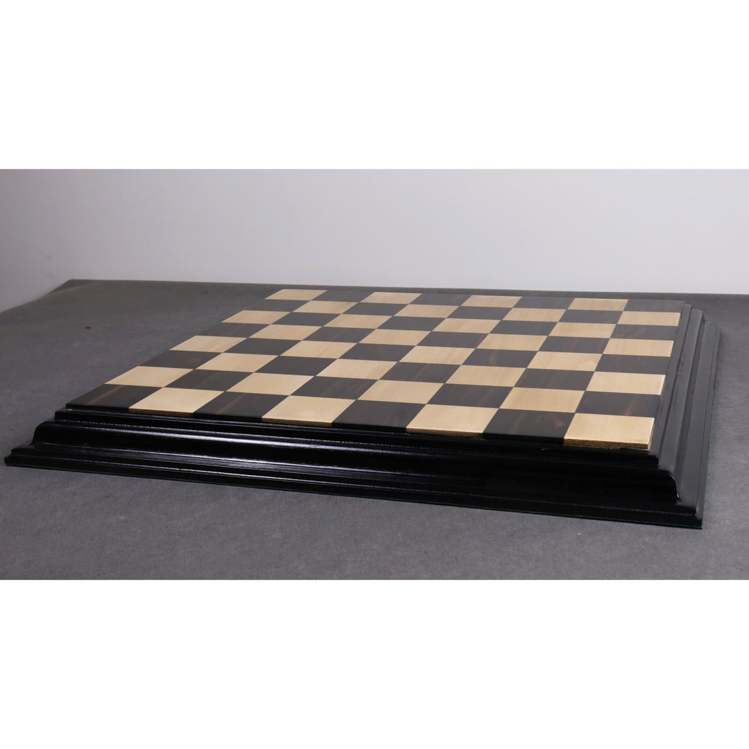 4,5" Carvers' Art Luxus-Schachfiguren aus Ebenholz mit 21" Luxus-Schachbrett aus Ebenholz und Ahornholz mit geschnitzter Umrandung und Kunstlederkoffer