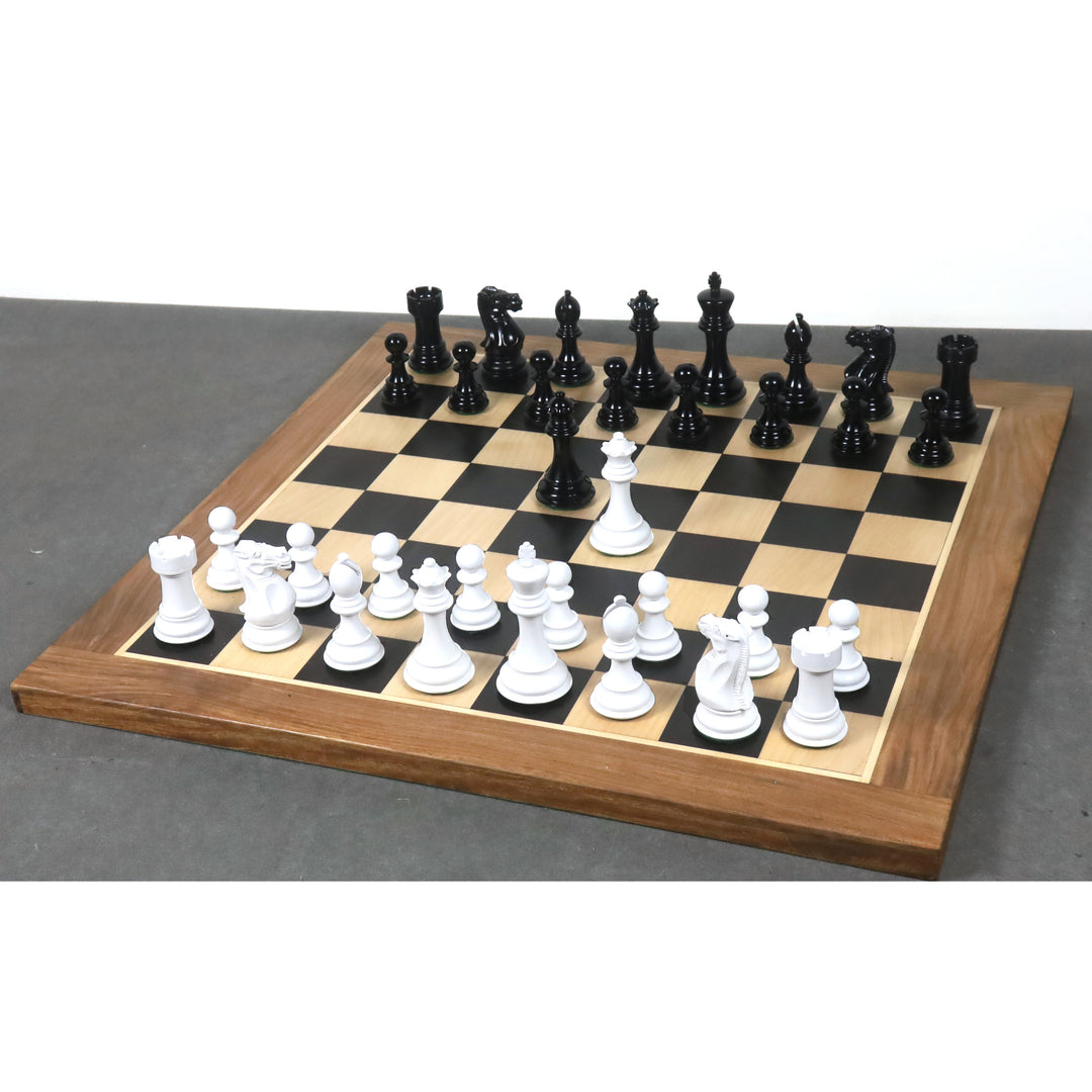 Zestaw 4,1-calowych, czarno-białych, lakierowanych drewnianych szachów Pro Staunton z 23-calową dużą szachownicą z drewna hebanowego i klonowego oraz pudełkiem do przechowywania.