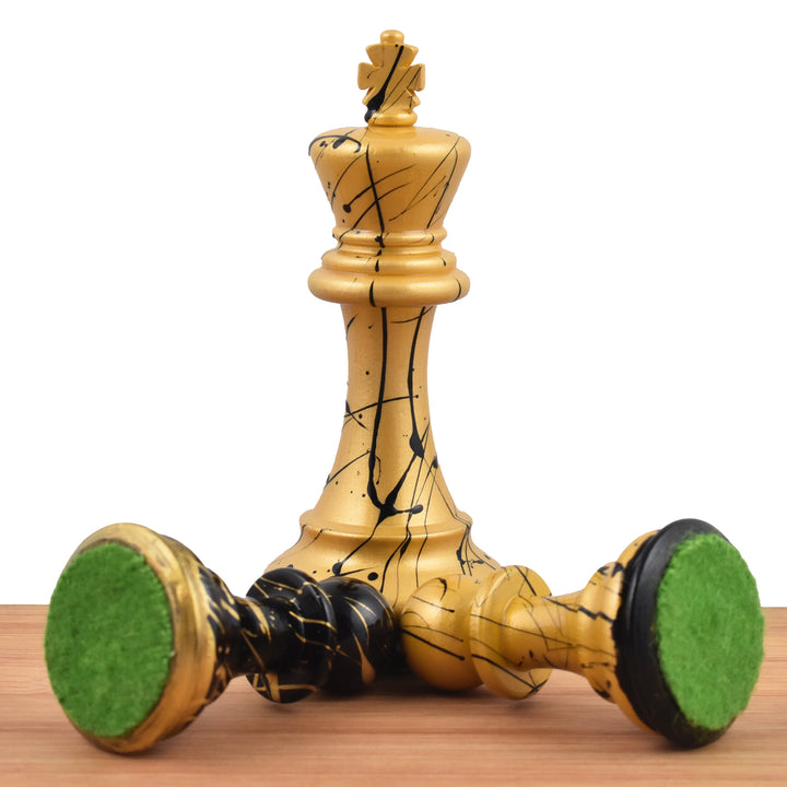 Pezzi di scacchi dipinti a mano da 4,1" della serie Vanguard Staunton in nero e oro con scacchiera grande da 23" in legno d'ebano e acero - bordi in sheesham e cofanetto in similpelle