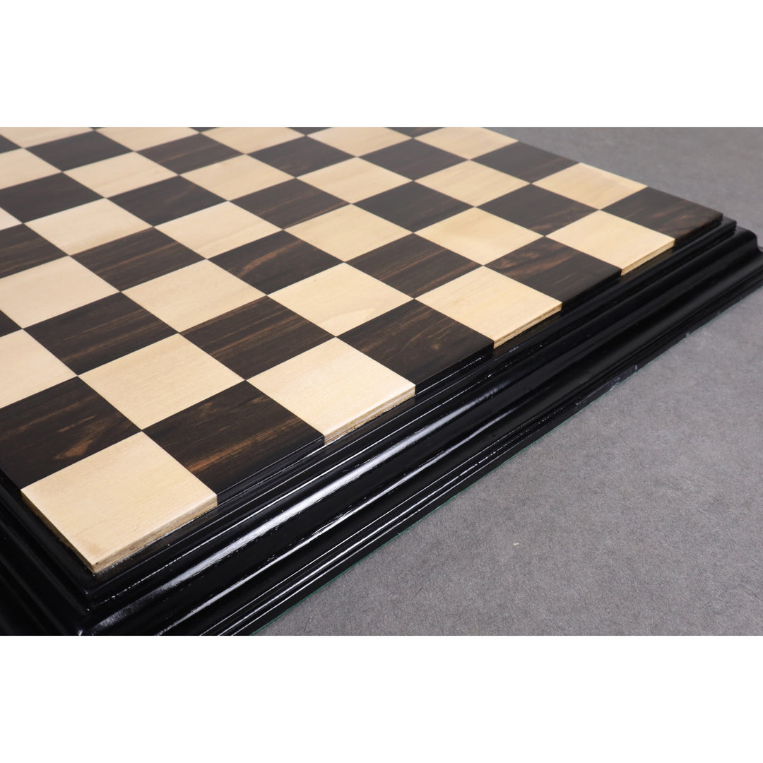 4,5" Carvers' Art Luxus-Schachfiguren aus Ebenholz mit 21" Luxus-Schachbrett aus Ebenholz und Ahornholz mit geschnitzter Umrandung und Kunstlederkoffer