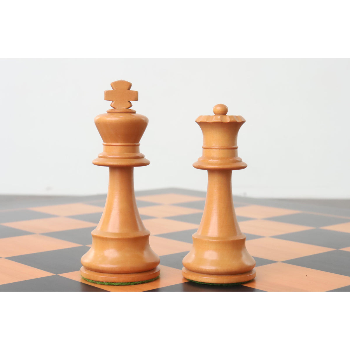 Light antiqued boxwood King and Queen pieces from the Improved French Lardy set.