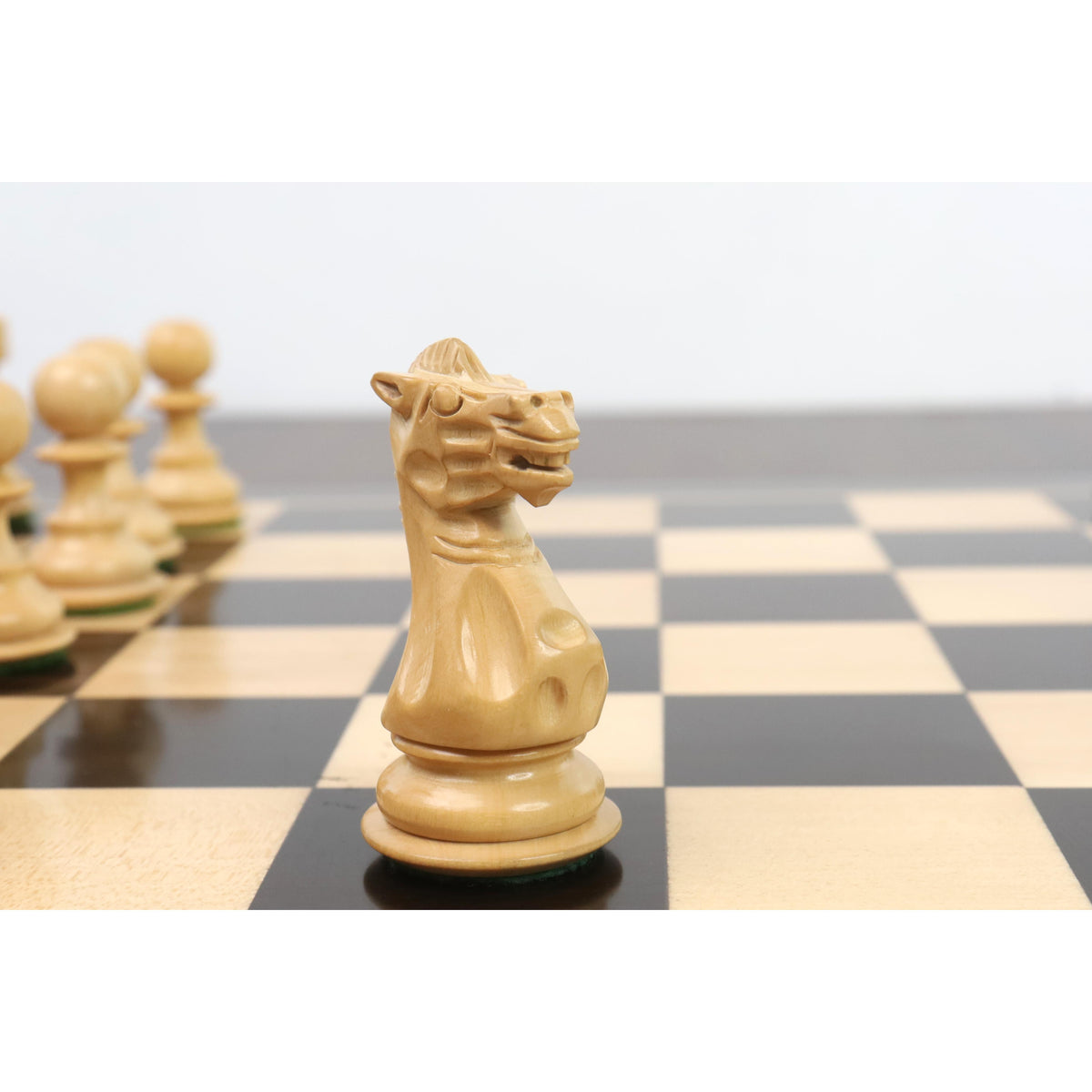 Detailed view of the handcrafted boxwood Knight from the Pro Staunton luxury collection.