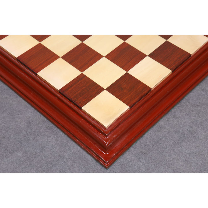 Piezas de ajedrez de lujo de 4,5″ Carvers' Art Budrose Wood con tablero de ajedrez de lujo de madera de palisandro y arce de 21" con borde tallado y caja de almacenamiento de cofre de polipiel.