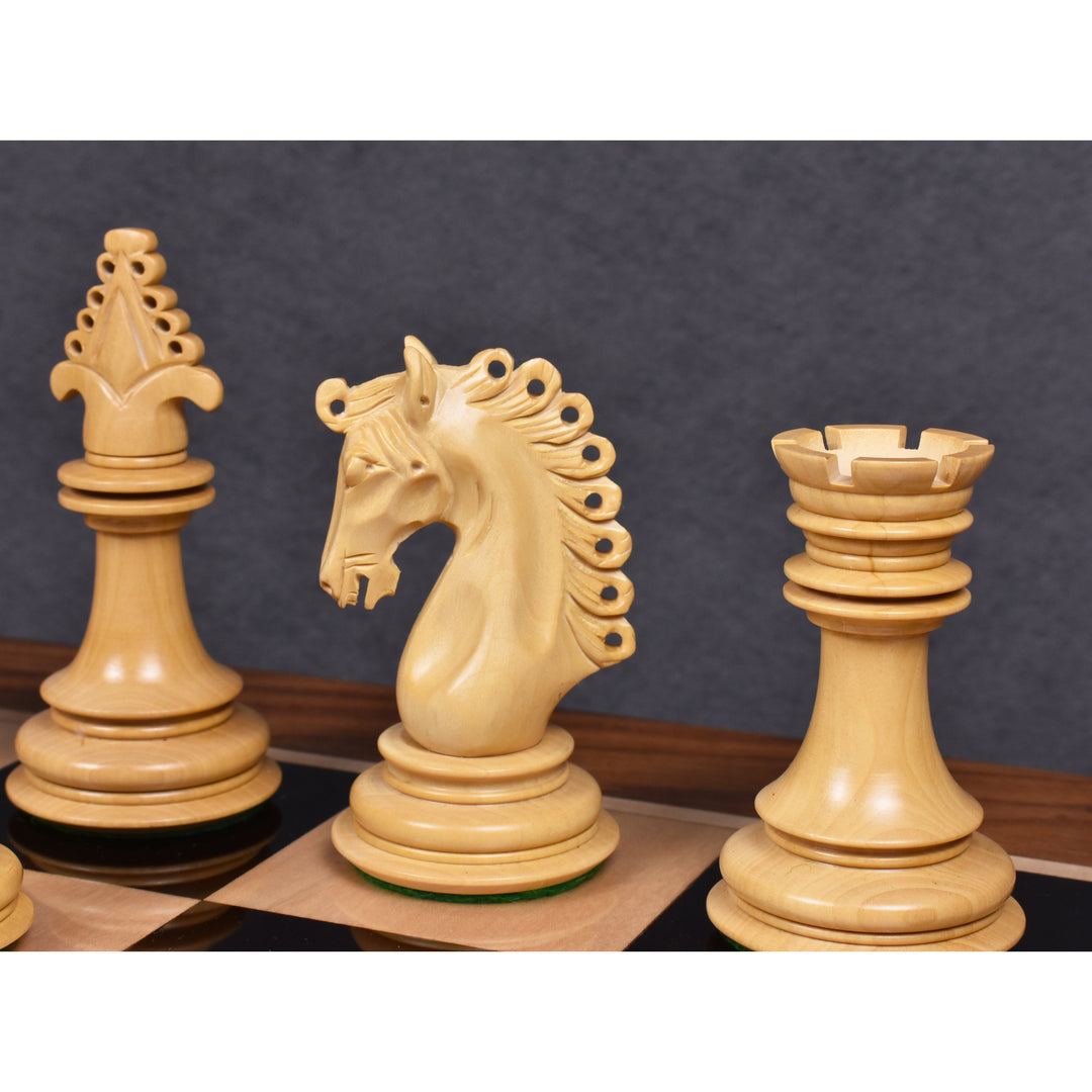 Pièces d'échecs de luxe en bois d'ébène de 4,5" Carvers' Art avec échiquier de luxe en bois d'ébène et d'érable de 21" avec bordure sculptée et boîte de rangement en simili cuir
