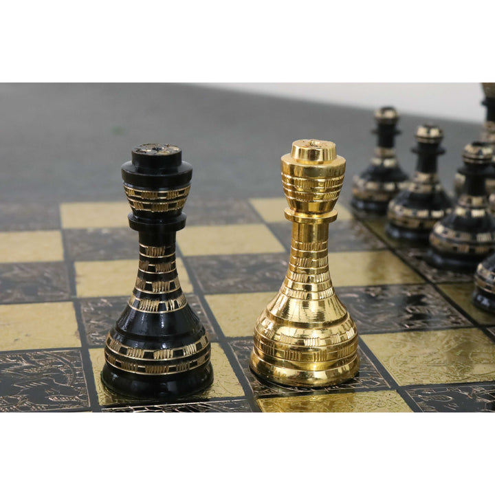 Lujoso juego de piezas y tablero de ajedrez de latón de inspiración soviética - 14" - Negro y dorado - Arte único