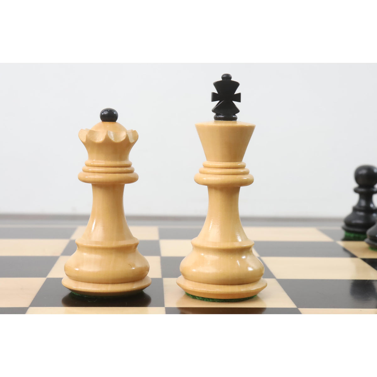 3.1 inch Zagreb king and queen in natural boxwood with traditional Russian-style crown ornaments.