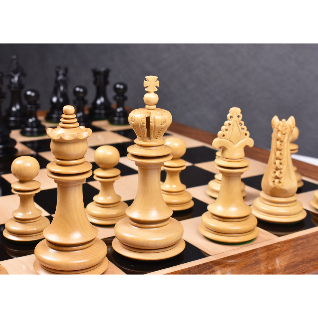 Pièces d'échecs de luxe en bois d'ébène de 4,5" Carvers' Art avec échiquier de luxe en bois d'ébène et d'érable de 21" avec bordure sculptée et boîte de rangement en simili cuir